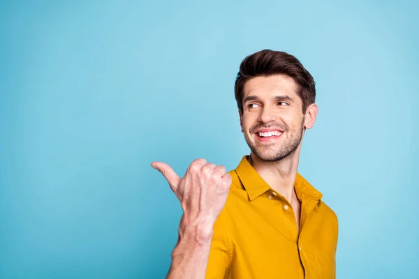 Primer plano retrato de su agradable contenido atractivo alegre alegre morena chico mostrando anuncio anuncio buena decisión aislado sobre brillante brillo vivo vibrante azul verde turquesa color fondo — Foto de Stock