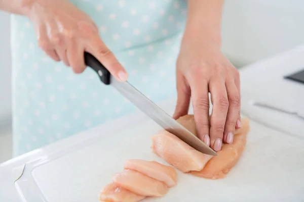 Gesneden close-up foto van huisvrouw handen snijden kip vlees weekend koken smakelijk diner voorbereiding wachten familie terug naar huis wit licht keuken binnen — Stockfoto