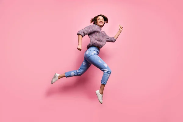Teljes hossz testméret kilátás rá ő szép vonzó szép szép vidám vidám boldog lány ugrás futás aktív sportos életmód elszigetelt felett rózsaszín pasztell szín háttér — Stock Fotó