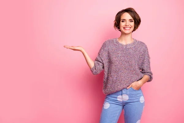 Retrato dela ela agradável atraente linda bonita encantadora alegre alegre menina de cabelos castanhos segurando em palma conselho solução anúncio isolado sobre cor pastel rosa fundo — Fotografia de Stock