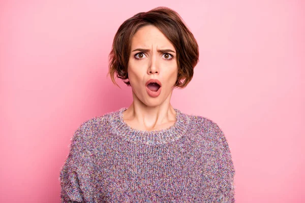 Close-up retrato dela ela agradável atraente bonito bonito encantador encantado menina de cabelos castanhos falso notícia reação abriu a boca isolada sobre cor pastel rosa fundo — Fotografia de Stock