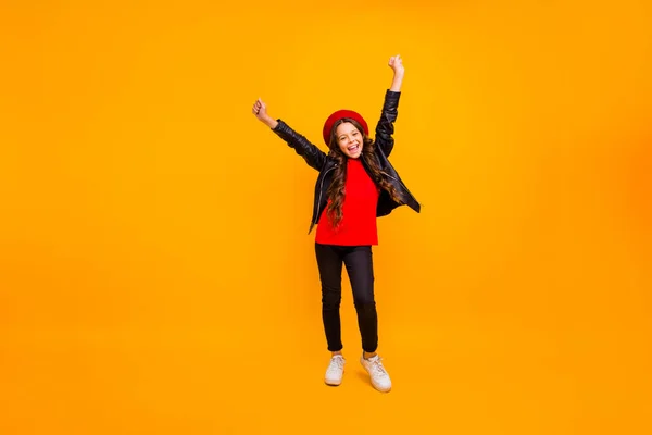 Pleine longueur de la taille du corps vue d'elle elle agréable joyeux joyeux joyeuse fille aux cheveux longs portant streetstyle avoir du temps de plaisir isolé sur lumineux éclat vif fond de couleur jaune vif — Photo