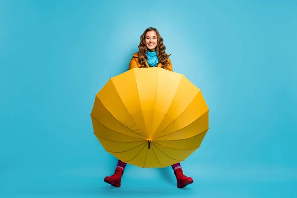 No lo necesito. Foto de longitud completa de la señora bonita celebrar paraguas disfrutar de la primavera día soleado calle desgaste abrigo amarillo bufanda azul pantalones botas rojas aislado color azul fondo — Foto de Stock