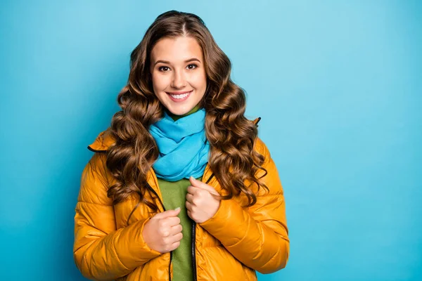 Photo of pretty curly lady toothy smiling amazing sunny winter day street look wear casual yellow warm overcoat blue scarf green pullover isolated blue color background — 스톡 사진