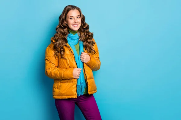 Photo of pretty curly lady toothy smiling amazing winter day walking street wear casual yellow overcoat blue scarf violet trousers isolated blue color background — ストック写真