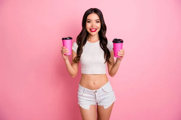 Portrait of her she nice-looking atraktif pretty lovable lovely slender fit langsing cheerful cheerful wavy-haired girl holding in hands coffee cups isolated over pink pastel color background — Stok Foto