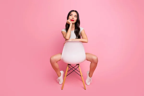 Retrato de ella ella atractiva atractiva encantadora encantadora alegre soñadora chica de pelo ondulado sentada en la silla pensando en vacaciones de vacaciones aisladas sobre fondo de color pastel rosa — Foto de Stock