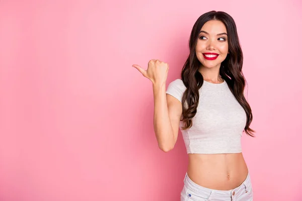 Retrato dela ela agradável-olhando atraente encantador lindo alegre alegre delgado ajuste fino menina de cabelos ondulados mostrando espaço de cópia nova novidade isolada sobre cor de fundo pastel rosa — Fotografia de Stock