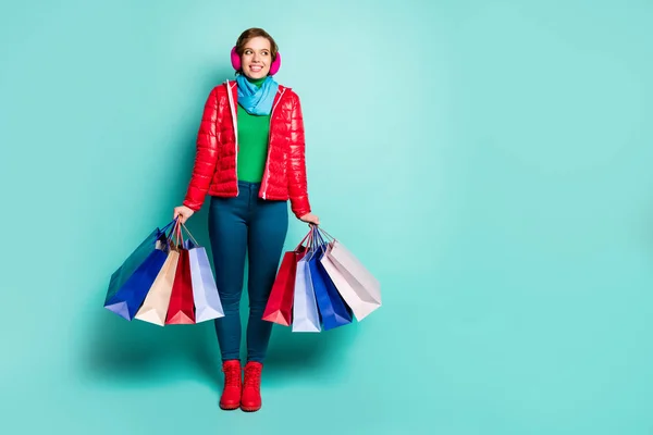 Pełny rozmiar zdjęcie pozytywnej dziewczyny centrum handlowe klienta reszta trzymać wiele toreb kupić butikowy wygląd copyspace nosić różowe obuwie niebieskie spodnie zielone sweter pojedyncze ciemny kolor tła — Zdjęcie stockowe