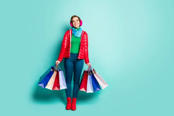 Full length photo positive girl relax shopping center buy many bags hold enjoy tourist autumn spring vacation wear red pink blue pants trousers green jumper isolated teal color background — ストック写真