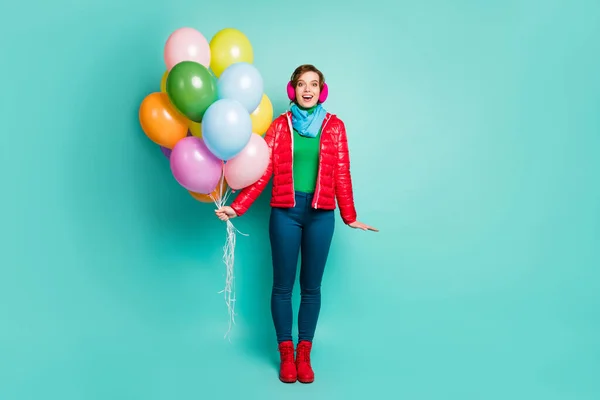 Sorpresa. Foto de cuerpo completo de la señora emocionada fiesta de cumpleaños traer globos de aire coloridos desgaste casual abrigo rojo bufanda orejeras rosa jersey pantalones zapatos aislados color verde azulado fondo —  Fotos de Stock