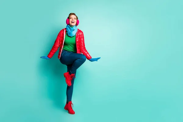 Full body foto di divertente bella signora godere di soleggiato giorno d'inverno a piedi strada trascorrere il miglior tempo indossare casual cappotto rosso sciarpa rosa orecchio manicotti pantaloni scarpe isolato colore verde acqua sfondo — Foto Stock