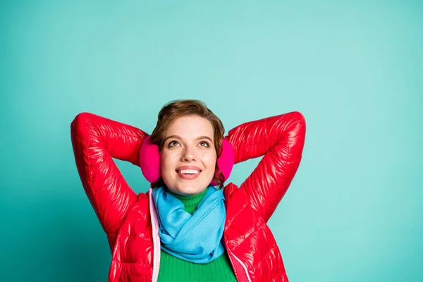 Primo piano foto di bella signora godere di giornata invernale cercare spazio vuoto stelle visualizzare le mani dietro la testa indossare casual cappotto rosso sciarpa rosa orecchio manicotti isolato colore verde acqua sfondo — Foto Stock