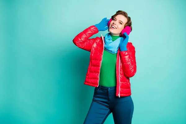 Φωτογραφία από αστείο ταξιδιώτη κυρία απολαύσετε ηλιόλουστη ημέρα του χειμώνα πατινάζ περνούν ελεύθερο χρόνο χαρά φορούν κομψό περιστασιακό κόκκινο πανωφόρι μπλε κασκόλ ροζ καλύμματα αυτιών παντελόνι απομονωμένο teal φόντο χρώμα — Φωτογραφία Αρχείου