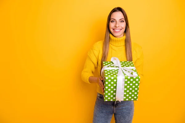 Retrato de alegre chica positiva celebrar la fiesta de Navidad obtener grande verde blanco punteado presente caja sentir contenido emociones desgaste punto jersey vaqueros aislado brillo color fondo — Foto de Stock