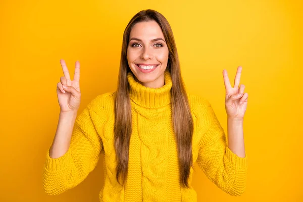 Retrato de chica alegre positiva tienen fines de semana de invierno hacen v-signo disfrutar del tiempo libre usar ropa caliente suave aislado sobre fondo de color brillante —  Fotos de Stock