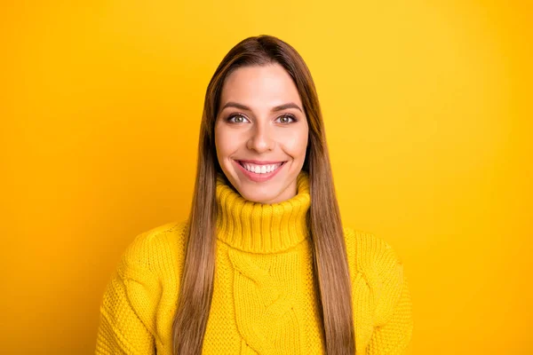 Close up foto di aspetto allegro ragazza godere i suoi fine settimana invernali indossare caldo maglione morbido isolato su sfondo di colore brillante — Foto Stock