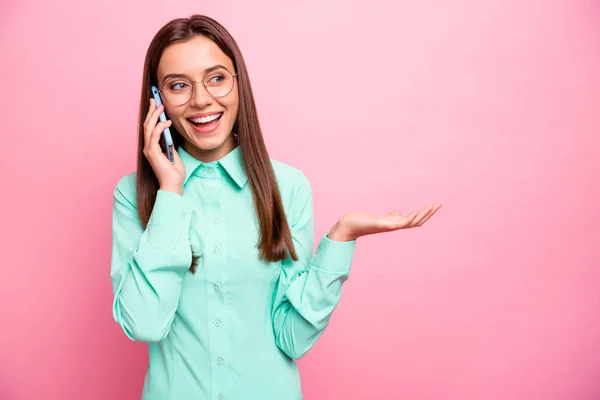 Foto van mooie dame met telefoon spreken met vriendje luisteren complimenten flirterige stemming slijtage specs teal shirt geïsoleerde roze kleur achtergrond — Stockfoto