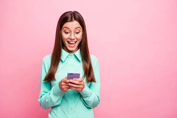 Foto de la señora bonita sostener las manos del teléfono leer seguidores comentarios como reacciones positivas boca abierta alegría usar especificaciones camiseta de color rosa aislado fondo — Foto de Stock