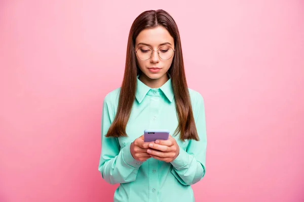 Фото красивой леди, держащей телефонные руки, читающей новый текст перед тем, как поделиться с последователями носить очки рубашку изолированный розовый цвет фона — стоковое фото
