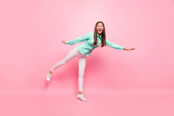 Im lucky today. Full body photo of funny lady walking down foreign street stopped taxi wear specs turquoise shirt white trousers isolated pink color background — 스톡 사진