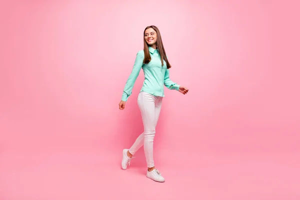 Foto de longitud completa de la señora bonita divertida caminando por la calle disfrutar de día soleado desgaste especificaciones camisa turquesa pantalones blancos aislados de color rosa fondo —  Fotos de Stock