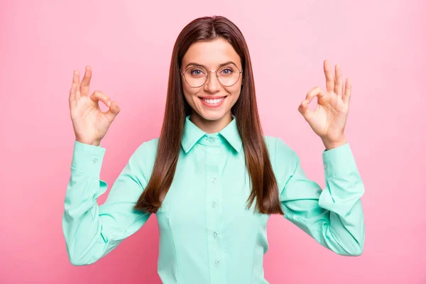 Foto de senhora morena encantadora mostrando símbolo okey aprovando qualidade do produto legal levantando as mãos usar especificações camisa azul-turquesa isolado cor de fundo — Fotografia de Stock