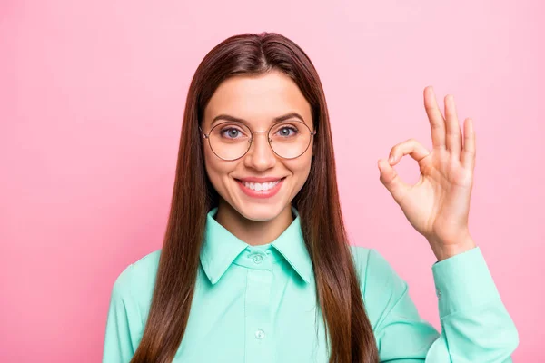 Närbild foto av charmig dam visar okey symbol som godkänner cool produktkvalitet slitage specs turkos skjorta med krage isolerad rosa färg bakgrund — Stockfoto