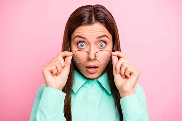 Oh, no. La foto de cerca de la encantadora dama no cree que los ojos que se quitan los anteojos se metieron en grandes problemas usar especificaciones camiseta verde azulado con cuello aislado de color rosa de fondo — Foto de Stock