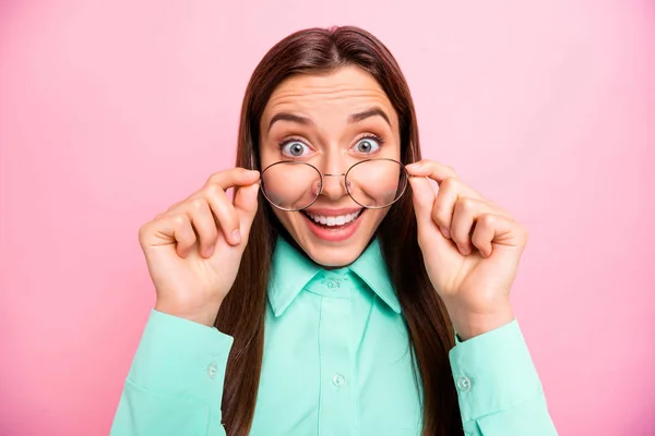 Close-up foto van charmante dame niet geloven ogen opstijgen bril kan perfect zien zonder lens slijtage specs teal shirt met kraag geïsoleerde roze kleur achtergrond — Stockfoto