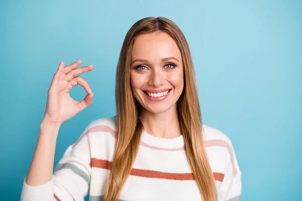 Foto de branco alegre positivo muito doce mulher sorrir dente mostrando-lhe ok sinal expressando satisfação no rosto sobre o resultado isolado fundo cor pastel — Fotografia de Stock