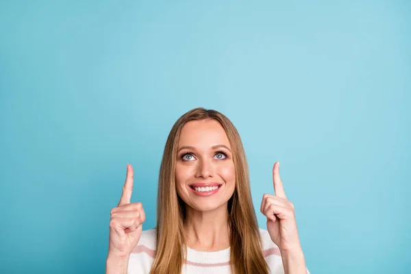 Foto van positieve vrolijke schattig vrij mooie vrouw glimlach tand wijzend op de verkoop begon geïsoleerde pastel blauwe kleur achtergrond — Stockfoto