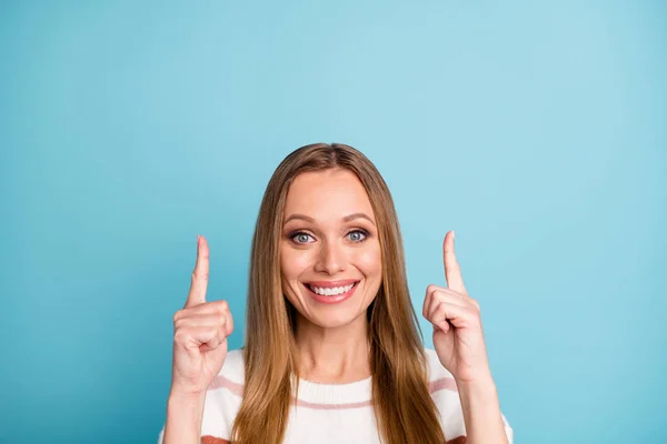 Närbild foto av glad positiv kvinna pekar upp för dig att prenumerera på hennes sociala medier profil isolerad blå pastell färg bakgrund — Stockfoto