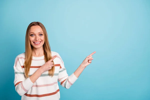 Foto van vrolijke aantrekkelijke prachtige vrouw wijzend naar lege ruimte met wijsvingers glimlach tandachtig geïsoleerde pastel kleur achtergrond — Stockfoto