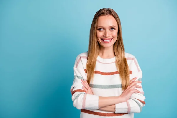 Photo of cheerful positive cute nice pretty sweet girlfriend isolated pastel blue color background standing with arms crossed — ストック写真