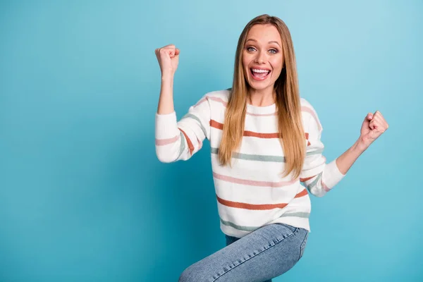 Gedraaide foto van vrolijke trendy witte vrouw glimlachend tandjes blij te hebben gewonnen loterij maken vuisten dragen jeans spijkerbroek geïsoleerde pastel blauwe kleur achtergrond — Stockfoto