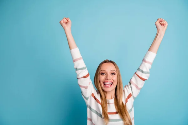 Fénykép vidám pozitív örvendező nő felemeli a kezét mosolyogva foggal sikoltozó győzelem elszigetelt pasztell szín háttér — Stock Fotó
