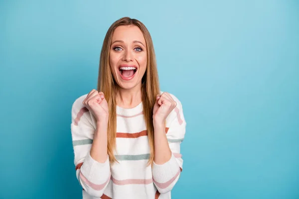 Foto van vrolijke positieve vrij zoete vriendin dolblij over het ontvangen van nieuwe positieve informatie geïsoleerde blauwe pastel kleur achtergrond — Stockfoto