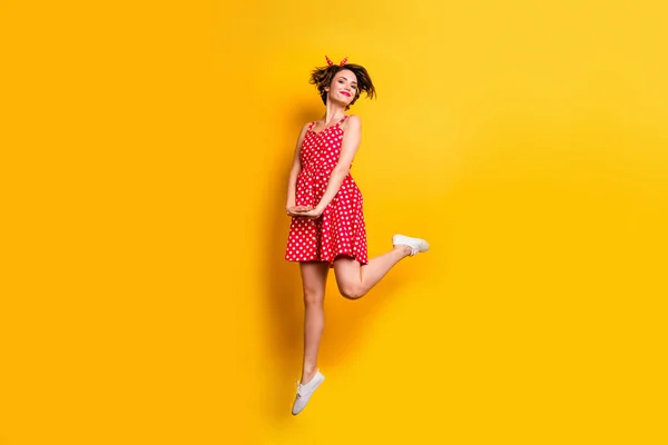 Фотографія повного тіла весела мила дівчина стрибає насолоджуйтесь весняними канікулами одягайте гарний вигляд одягу біле взуття ізольоване на блискучому кольоровому фоні — стокове фото