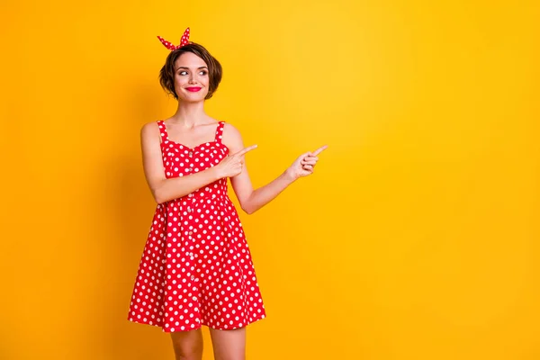 注意夏の販売割引。積極的な陽気な女の子プロモーターポイントインデックス指コピースペースは、広告がスタイリッシュな衣装を着用することを示しています独立した輝きの色の背景 — ストック写真