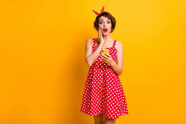Πορτρέτο της έκπληξης τρελή γυναίκα χρησιμοποιούν έξυπνο τηλέφωνο διαβάσει πληροφορίες κοινωνικού δικτύου εντυπωσίασε κραυγή wow omg φορούν καλή εμφάνιση ρούχα απομονώνονται πάνω από κίτρινο χρώμα φόντο — Φωτογραφία Αρχείου