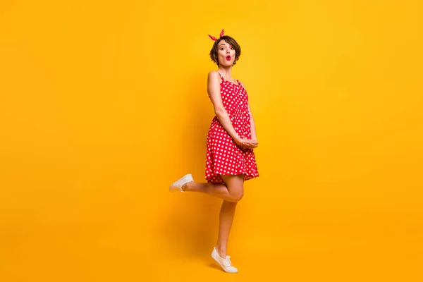 Foto de comprimento total da menina surpreendida tem primavera relaxar descanso tempo livre olhar ver incrível desconto impressionado gritar usar roupas elegantes sapatos isolados sobre fundo de cor brilhante — Fotografia de Stock