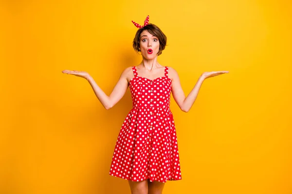 Πορτρέτο του έκπληκτος κορίτσι κρατήστε το χέρι αποδείξει απίστευτη διαφήμιση προώθηση εντυπωσιάστηκε κραυγή wow omg επιλέξετε επιλογή αποφασίσει φορούν polka-dot φούστα απομονώνονται σε φωτεινό φόντο χρώμα — Φωτογραφία Αρχείου
