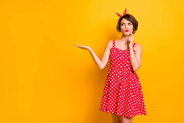 Πορτρέτο του σκεπτικού minded κορίτσι κρατήσει χέρι οθόνη διαφημίσεις promo σκέφτονται σκέψεις που αγνοούν αβέβαιη ματιά copyspace φορούν καλό ντύσιμο εμφάνιση απομονωμένο φωτεινό φόντο χρώμα — Φωτογραφία Αρχείου