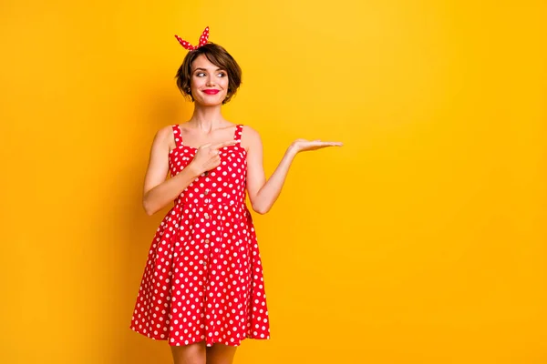Πορτρέτο της θετικής χαρούμενο κορίτσι υποστηρικτής κρατήσει χέρι ματιά επιλογή αγγελία promo δείκτη σημείο φορούν polka-dot ρετρό λάμψη κόκκινη φούστα απομονώνονται σε φωτεινό φόντο χρώμα — Φωτογραφία Αρχείου