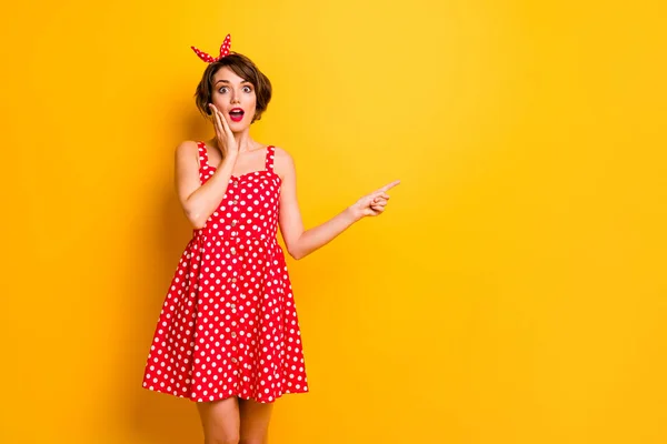 Omg look unbelievable ads. Astonished crazy girl point index finger copyspace direct way impressed scream touch hands face wear vintage red skirt headband isolated bright color background — 스톡 사진