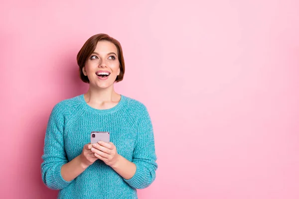Portret jej ładny atrakcyjny piękny zadowolony wesoły wesoły brązowłosy dziewczyna za pomocą aplikacji 5g nowe urządzenie tworząc bloga smm izolowane na różowy pastelowy kolor tła — Zdjęcie stockowe
