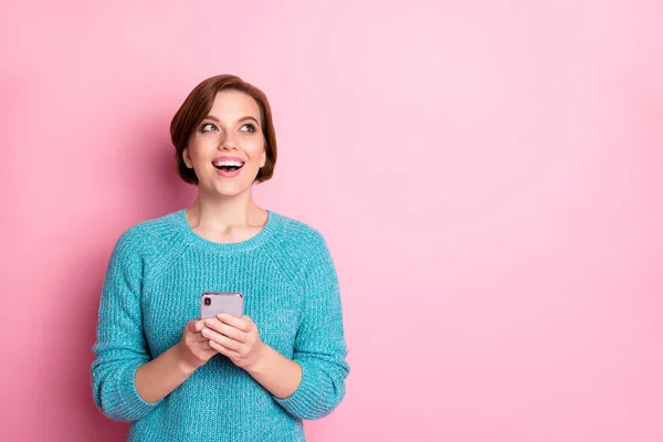 Retrato dela ela agradável atraente linda alegre alegre alegre menina de cabelos castanhos usando o aplicativo 5g novo dispositivo criando blog smm isolado sobre cor pastel rosa fundo — Fotografia de Stock