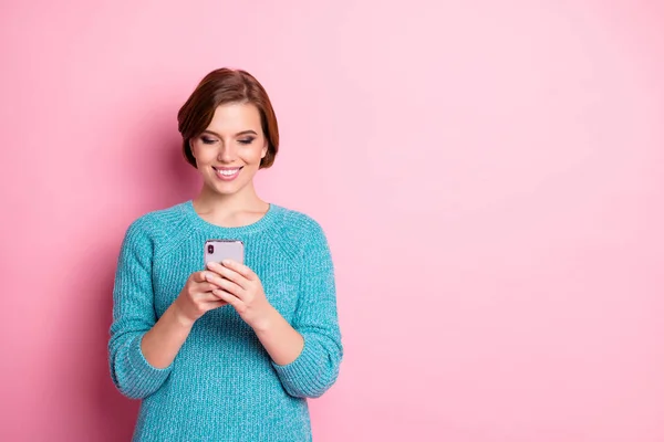 Retrato de ella ella agradable atractiva encantadora alegre alegre adicta mujer de cabello castaño usando conexión wi-fi de velocidad rápida aislado sobre fondo de color pastel rosa —  Fotos de Stock