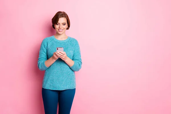 Retrato dela ela agradável atraente linda muito focada alegre alegre menina de cabelos castanhos usando novo dispositivo tecnologia moderna isolado sobre cor pastel rosa fundo — Fotografia de Stock